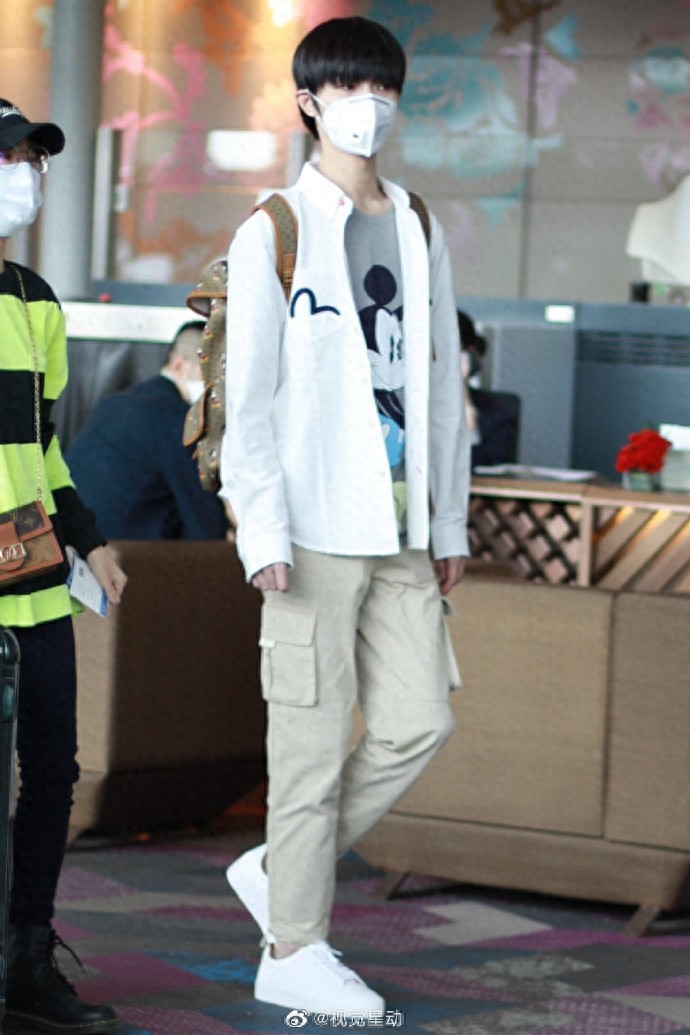 宋继扬现身机场,“小奶扬”放送手控福利,大长腿也很可以!