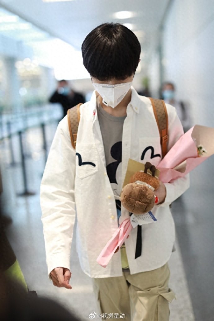 宋继扬现身机场,“小奶扬”放送手控福利,大长腿也很可以!