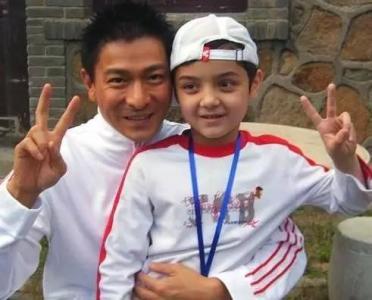 童星阿尔法长残了最近生活照现状,阿尔法经历了什么头发怎么秃了