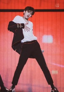 ​蔡徐坤C位出道被激光笔照伤眼睛惹众怒，网友要官方合理解释