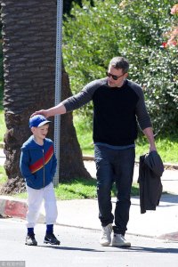 ​本·阿弗莱克陪儿子打棒球 瘦身后臃肿不见颜值重现