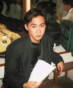 ​黄家驹去世28周年 黄贯中发文缅怀：你没有走过，一直都在