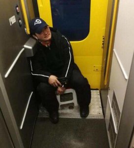 ​吴京带板凳坐火车，该关注的不是明星而是板凳