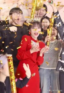 ​赵雅芝76岁生日引发了网友的热议，让网支夸赞和质疑，素颜照被