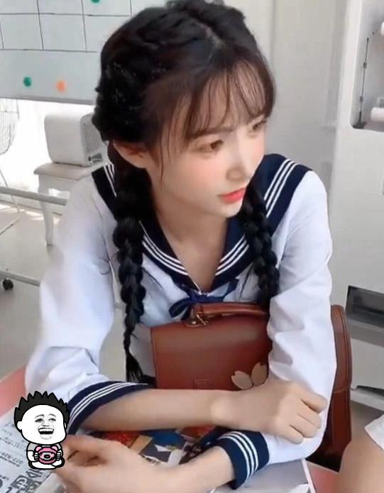 “女装大佬”艾比分享学生照,害羞到脸蛋通红,网友:春心萌动!