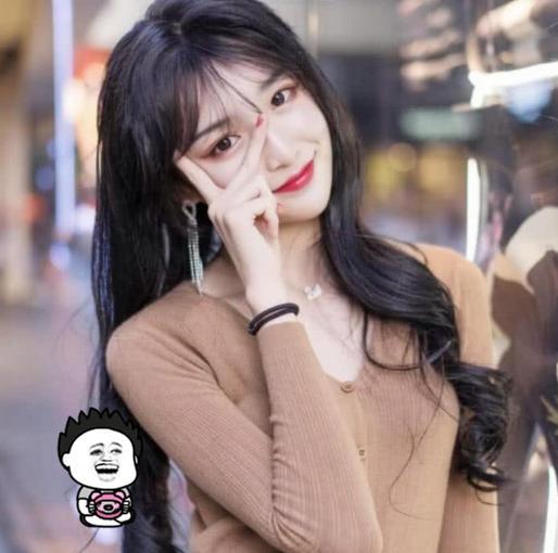 “女装大佬”艾比分享学生照,害羞到脸蛋通红,网友:春心萌动!