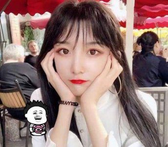 ​“女装大佬”艾比分享学生照，害羞到脸蛋通红，网友：春心萌动！