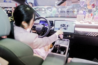 ​蔚来EC6和威马EX6 Plus电动车智能科技与驾驶体验PK