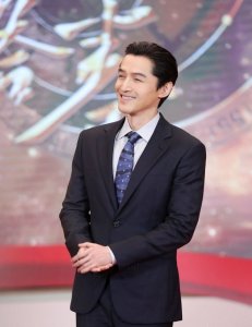​胡歌久违生图来袭！身穿西装帅气又有型，模样没变化不亏是男神