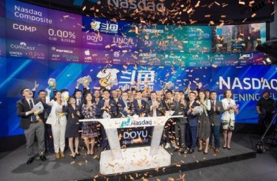 ​斗鱼上市CEO陈少杰带当红主播敲钟！首日开盘破发，报收11.5美元市值约37亿