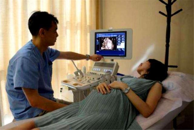 怀孕时胎动大是啥体验？相机记录下真实画面，网友：担心肚子破了