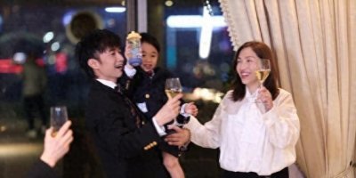 ​古巨基结婚10周年，56岁妻子状态超年轻，古天乐周慧敏等到场庆贺