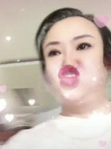 ​孙立荣罕晒老公，男方两鬓斑白与老婆同框差别大，身后豪宅抢眼