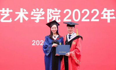 ​王治郅娇妻北大毕业！身材颜值俱佳事业有成，嫁大13岁老公很幸福