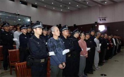 ​海南黑老大黄鸿发，警方突击抓捕，被捕时狼狈大喊“我没动”