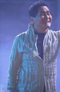 ​63岁的齐秦：尽管岳母比他小了几岁，给她尽孝也能坦然