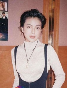 ​“天王嫂”罗美薇年轻时美得大气！穿衣时髦靓丽，放现在也不过时