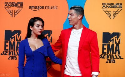 ​C罗两任女友对比如何？37岁伊莲娜身材火辣秀腹肌 乔治娜造型惊悚