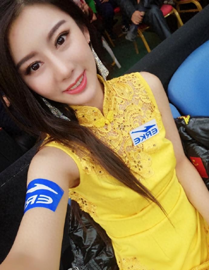 武林风上的举牌宝贝萌萌生活照曝光 看起来挺漂亮