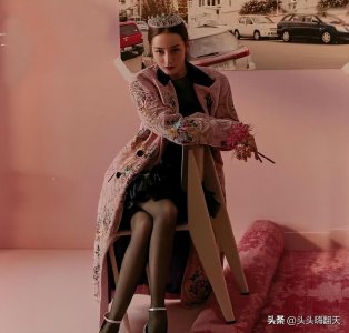 ​迪丽热巴穿上黑丝袜走上性感路线，短裙美腿拍写真太吸睛