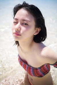 ​山本舞香：身材娇小魅力无限，颜值爆表引领时尚，写真惊艳全球