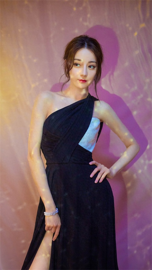 迪丽热巴性感时尚写真合集,超A,你爱了嘛?