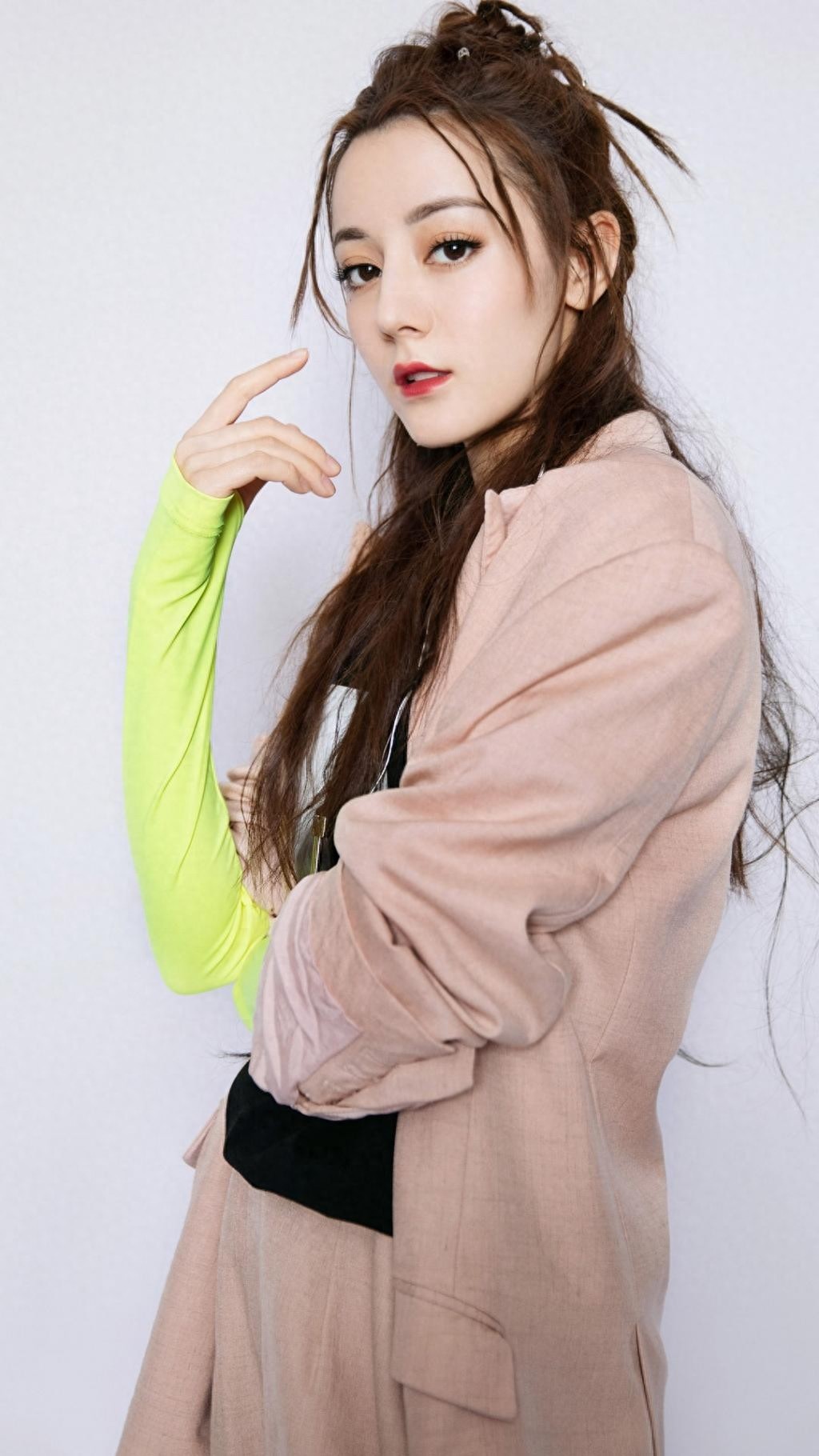 迪丽热巴性感时尚写真合集,超A,你爱了嘛?