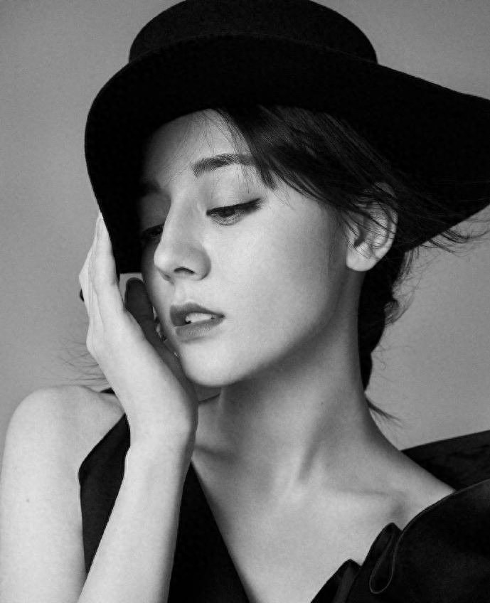 迪丽热巴性感时尚写真合集,超A,你爱了嘛?