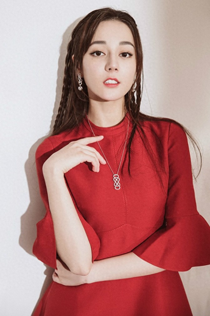 迪丽热巴性感时尚写真合集,超A,你爱了嘛?