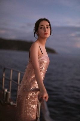 迪丽热巴性感时尚写真合集,超A,你爱了嘛?