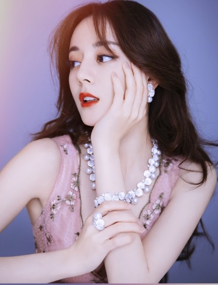 迪丽热巴性感时尚写真合集,超A,你爱了嘛?