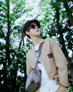 ​鹿晗微风少年林间写真图片