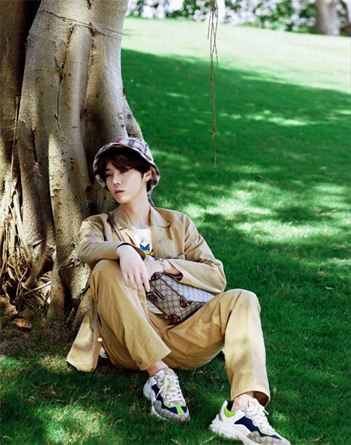 鹿晗微风少年林间写真图片