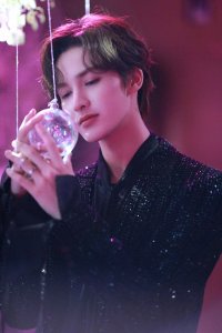 ​朱正廷 慵懒卷发优雅写真