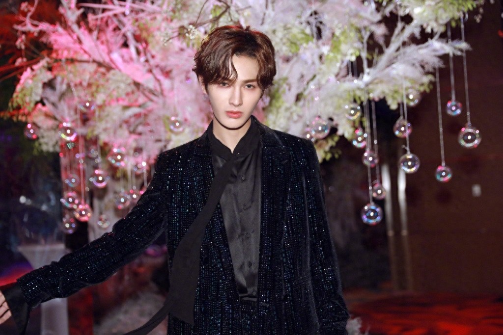 朱正廷 慵懒卷发优雅写真