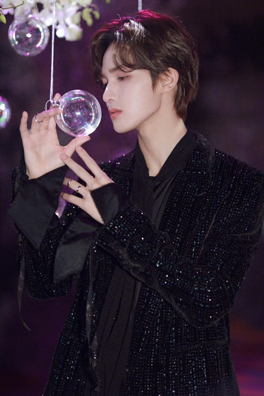 朱正廷 慵懒卷发优雅写真