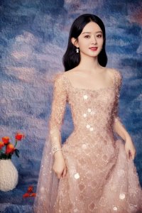 ​赵丽颖油画风写真端庄优雅 裸粉色长裙仙气十足