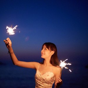 ​迪丽热巴海边写真 手拿仙女棒，真是人间尤物。赶快拿去做壁纸吧