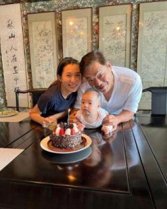 ​TVB前港姐举办繁花派对为老公庆生，婚后四年诞三子