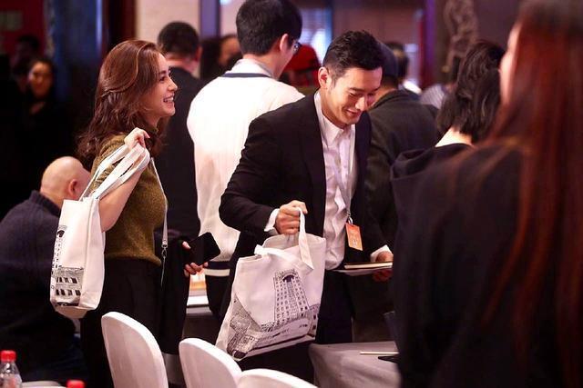 Baby低胸装出席活动，即便瘦成排骨胸，也依旧有料！美到流口水