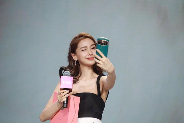 Baby低胸装出席活动，即便瘦成排骨胸，也依旧有料！美到流口水