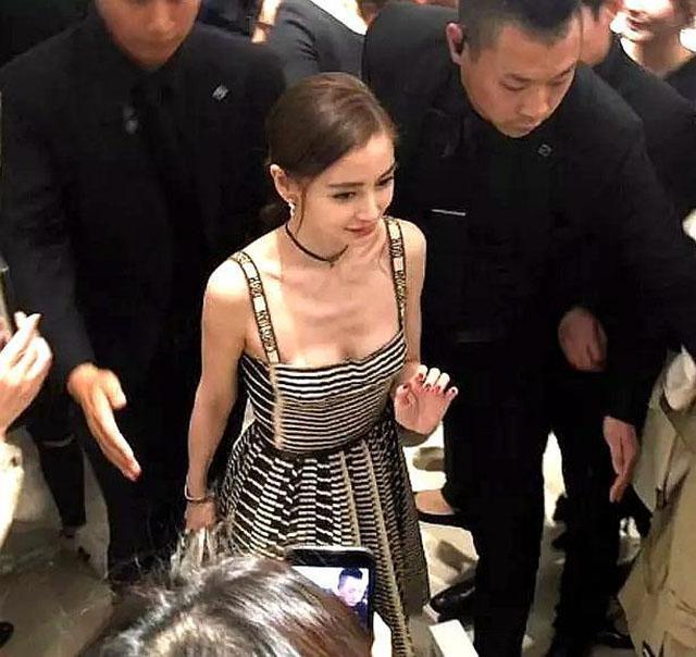 Baby低胸装出席活动，即便瘦成排骨胸，也依旧有料！美到流口水