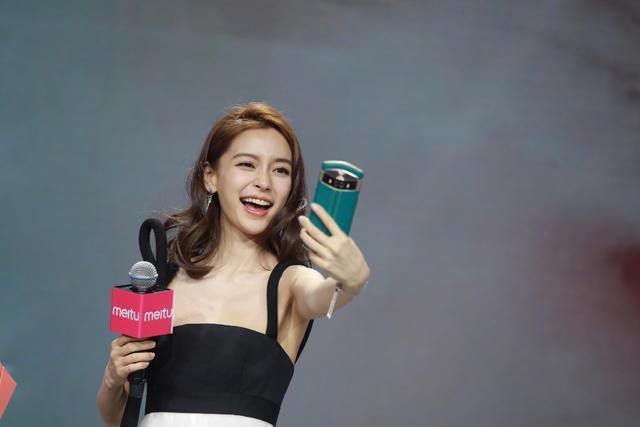 Baby低胸装出席活动，即便瘦成排骨胸，也依旧有料！美到流口水