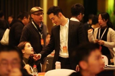 ​Baby低胸装出席活动，即便瘦成排骨胸，也依旧有料！美到流口水