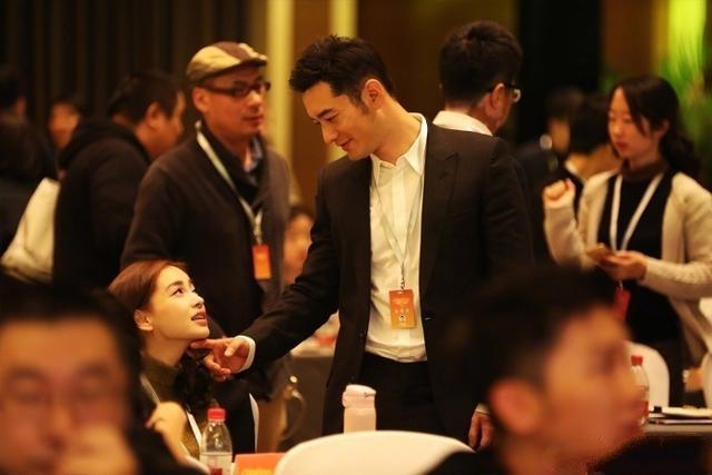 Baby低胸装出席活动，即便瘦成排骨胸，也依旧有料！美到流口水