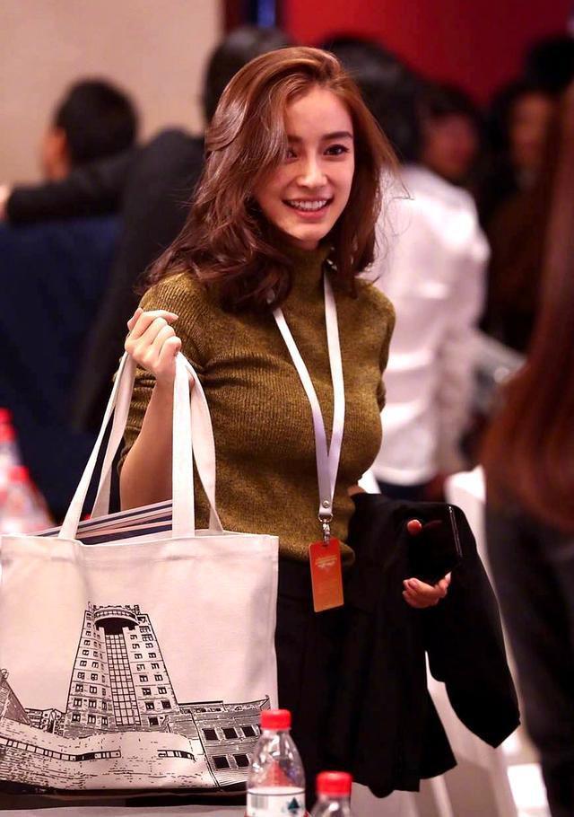 Baby低胸装出席活动，即便瘦成排骨胸，也依旧有料！美到流口水