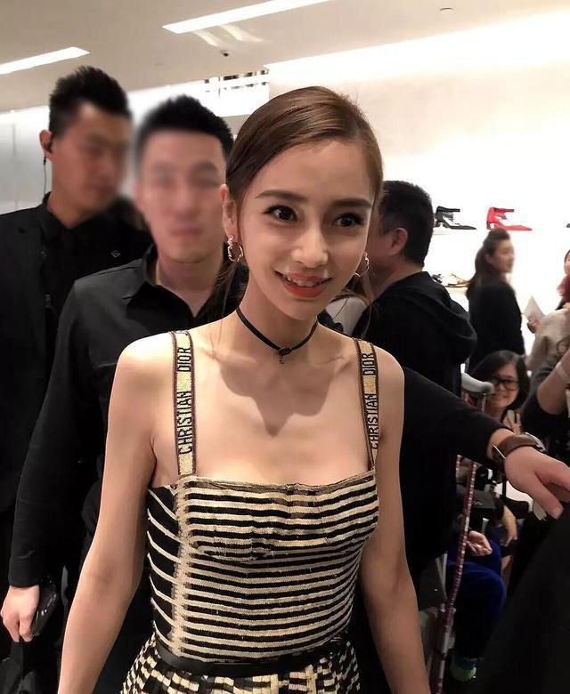 Baby低胸装出席活动，即便瘦成排骨胸，也依旧有料！美到流口水