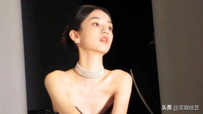 ​周也个人资料(周也这张脸堪称一绝，领奖现场无表情，却靠一张脸颊撑起整个场面