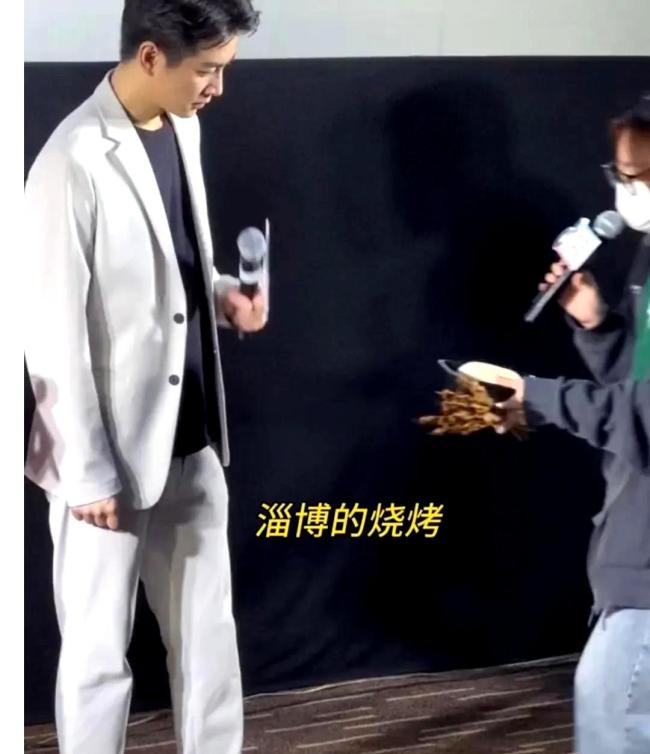 陈晓毛晓彤也吃上了淄博烧烤 网友喊话下次去淄博吃