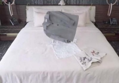 ​关之琳展示闺房，玩换装视频，床头两条“锁链”实力抢镜